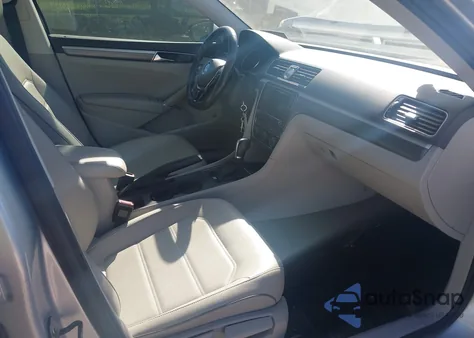 2017 Volkswagen Passat 1.8T R-Line из США, поврежденный, VIN 1VWDT7A33HC072196